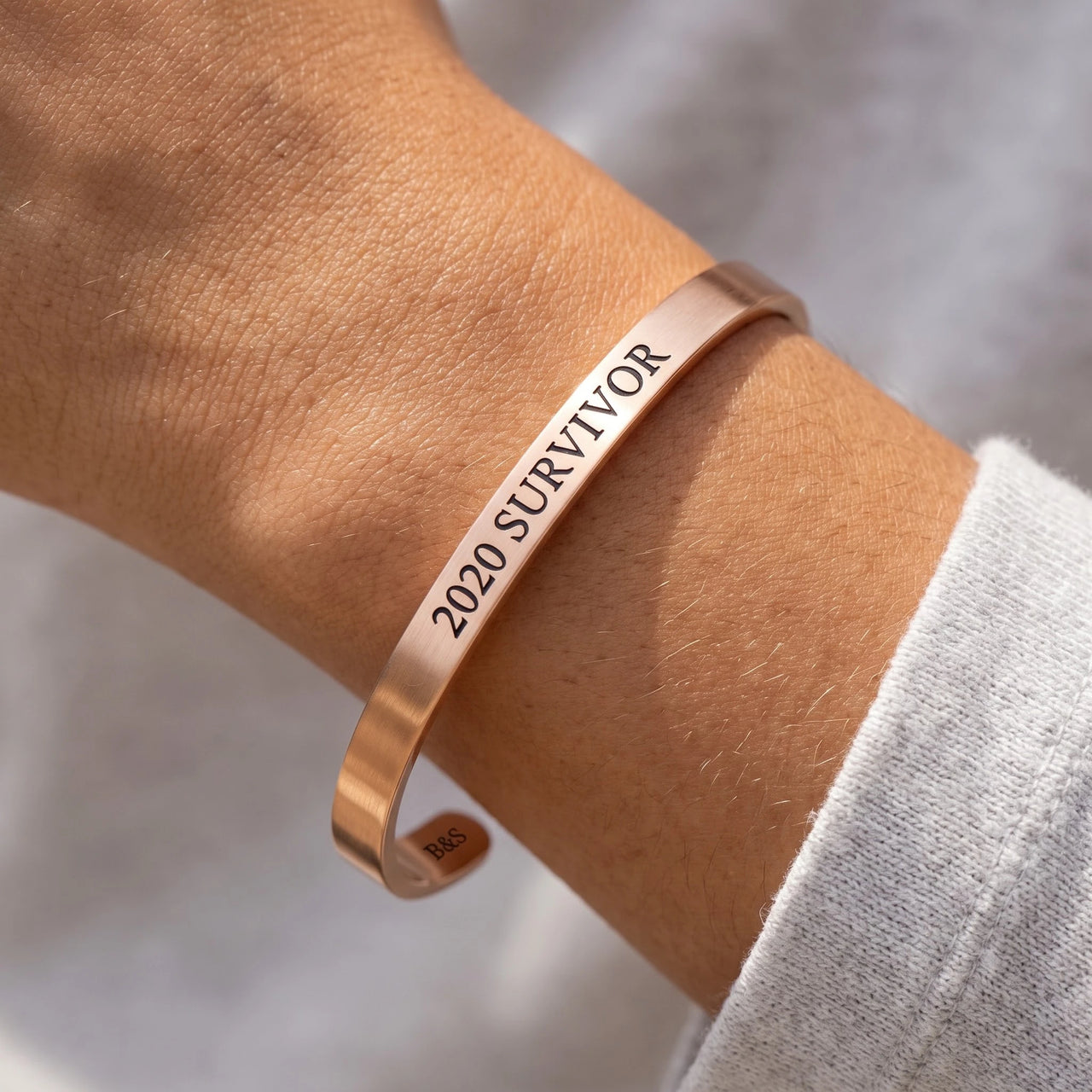 Engraved bracelet — close-up of the details, rose gold | SKU: 2020s-rg