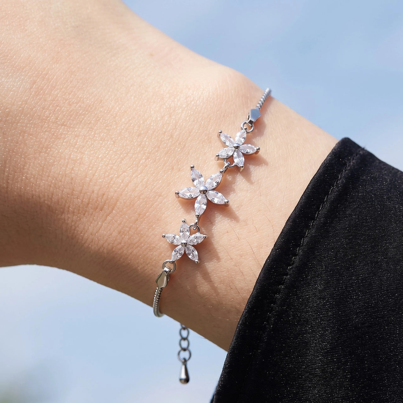 Silver flower bracelet — close-up of the details, silver | SKU: 422177-white-gold-XS-S