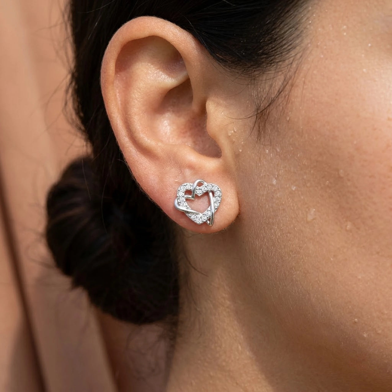 Silver heart stud earrings — close-up of the details, silver | SKU: 4478648-platinum-plated-clear
