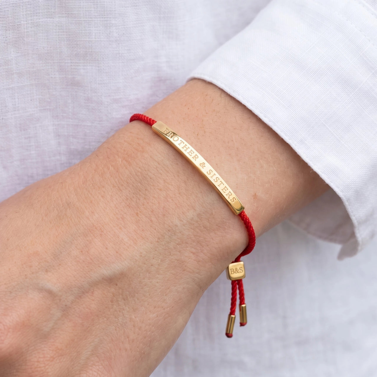 Red bracelet — close-up of the details, gold | SKU: lamour-g