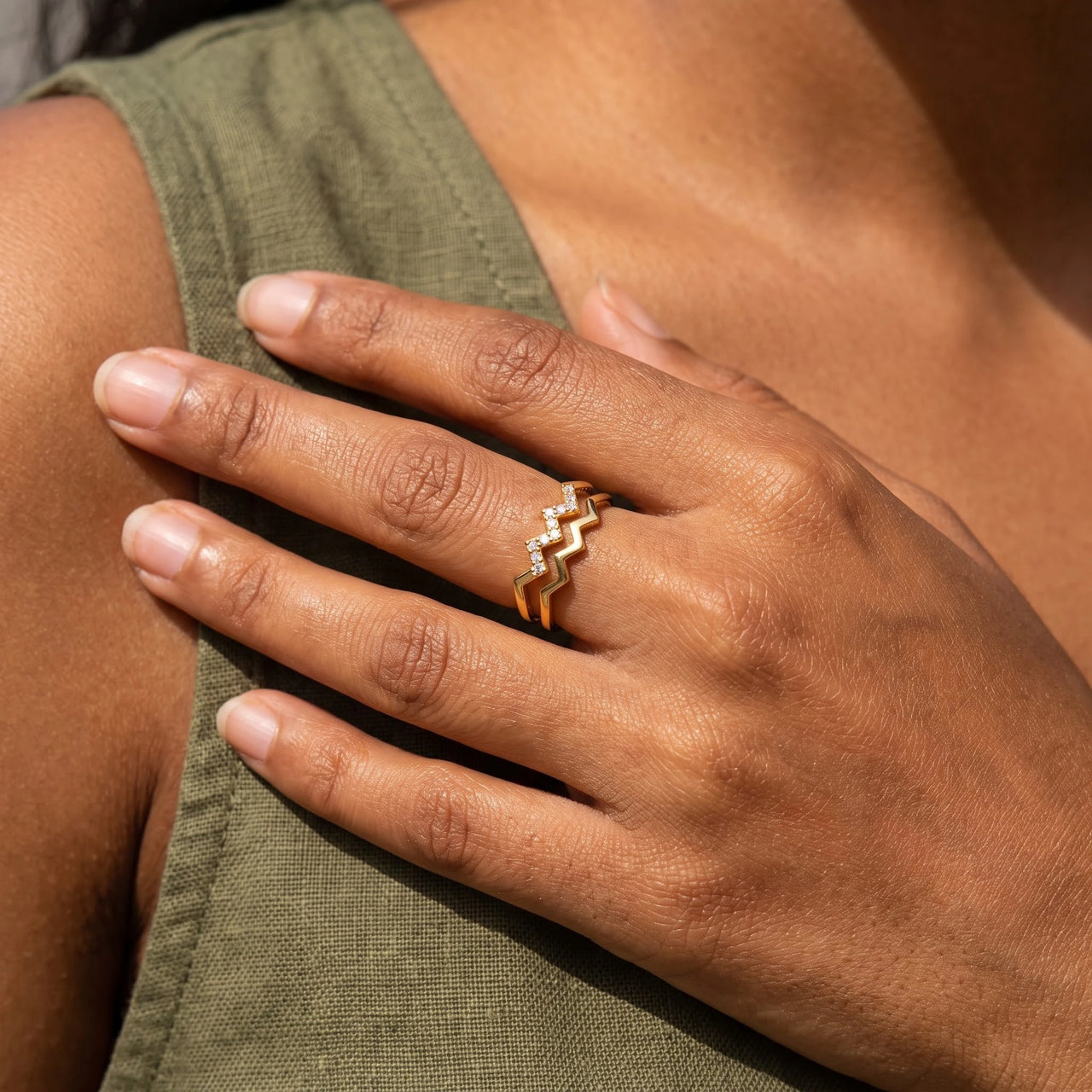 Stacking rings — close-up of the details, gold | SKU: lezigzag