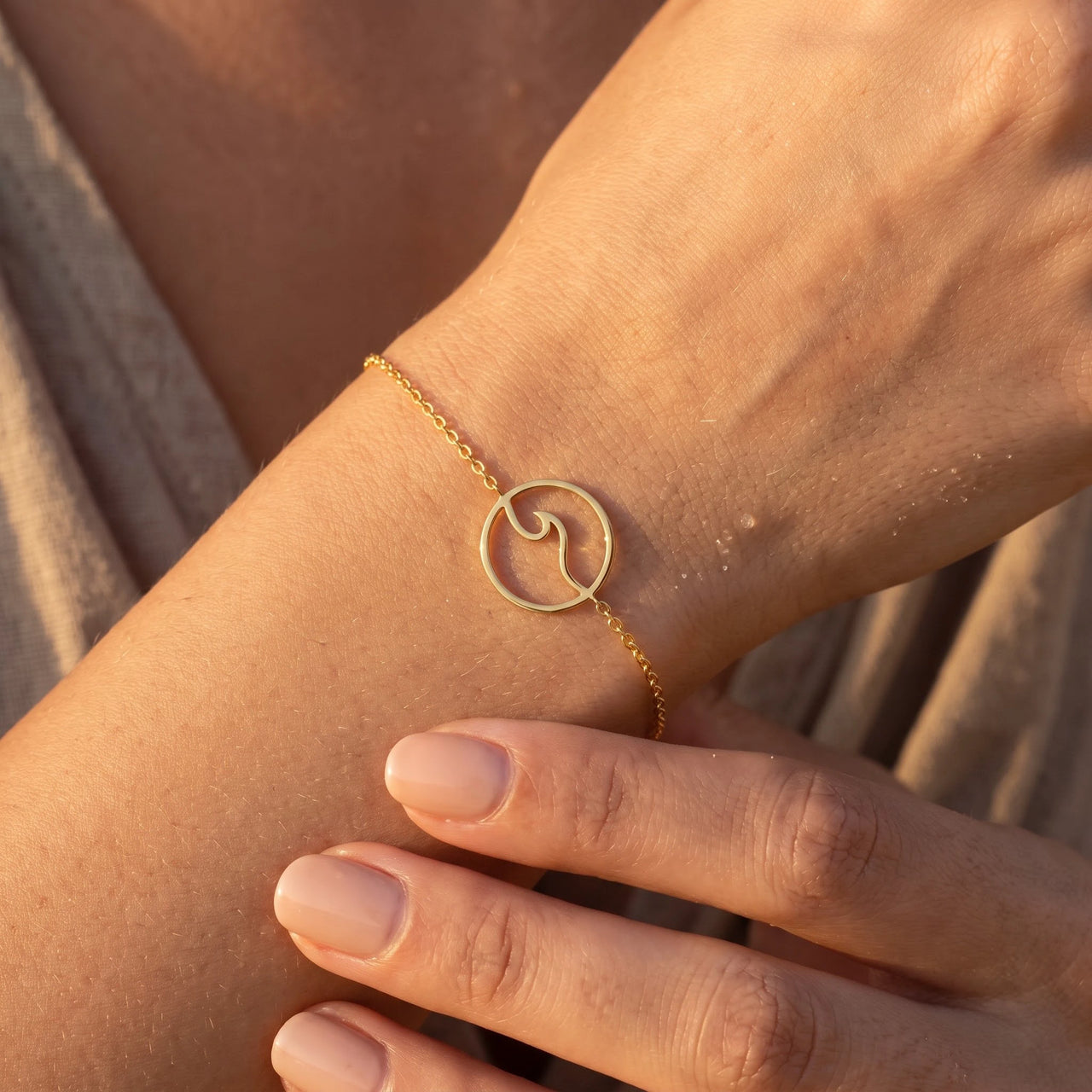 Wave bracelet — close-up of the details, gold | SKU: 17429078-gold