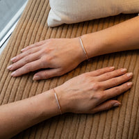 Thumbnail for Deux poignets portant le Crystal Bar Bracelet or rose, vus de dessus